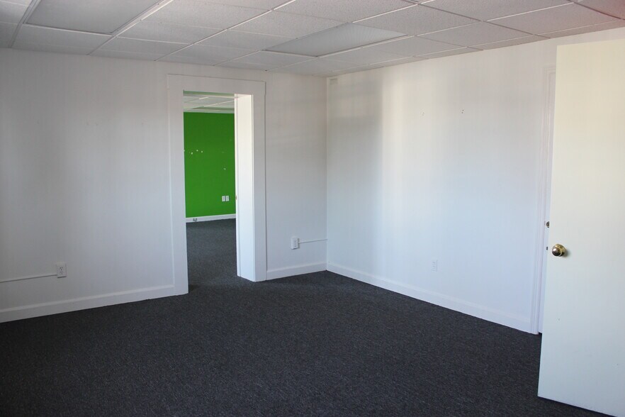 More Photos Of 2348 Whitney Ave, Hamden Storefront Retail Office For Lease