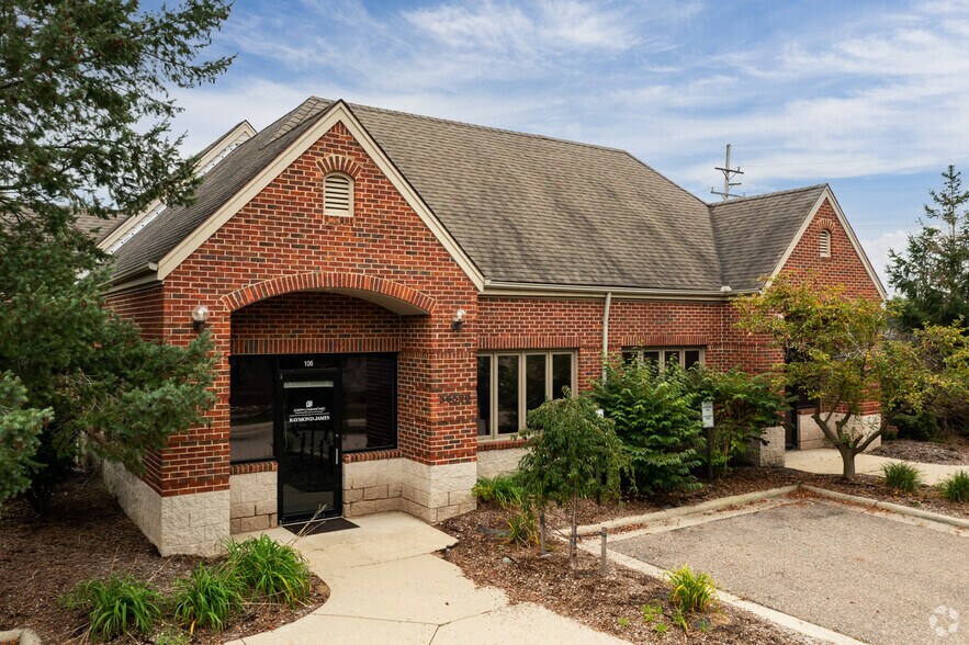 More Photos Of 36520 Grand River Ave, Farmington Hills Unknown For Lease