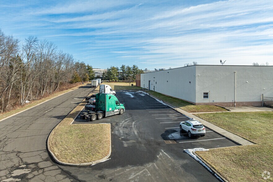 More Photos Of 101 Cottontail Ln, Somerset Warehouse For Lease