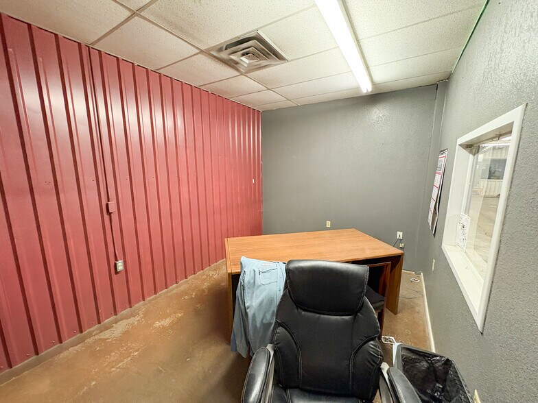 More Photos Of 200 N Pine St, Kermit Industrial For Sale