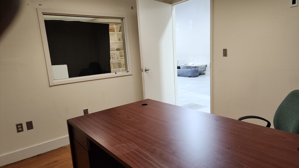 More Photos Of 1425 Ellsworth Industrial Dr, Atlanta Storefront Retail Office For Lease