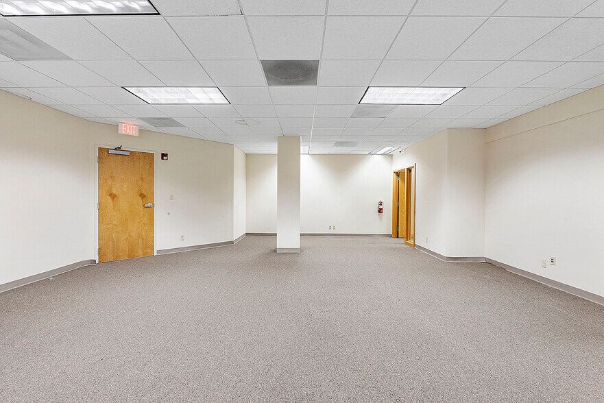 More Photos Of 400 Sawgrass Corporate Pky, Sunrise Office For Lease