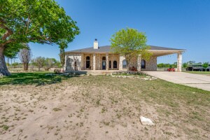 Primary Photo Of 10023 FM 1303, Floresville Horse Stables For Sale