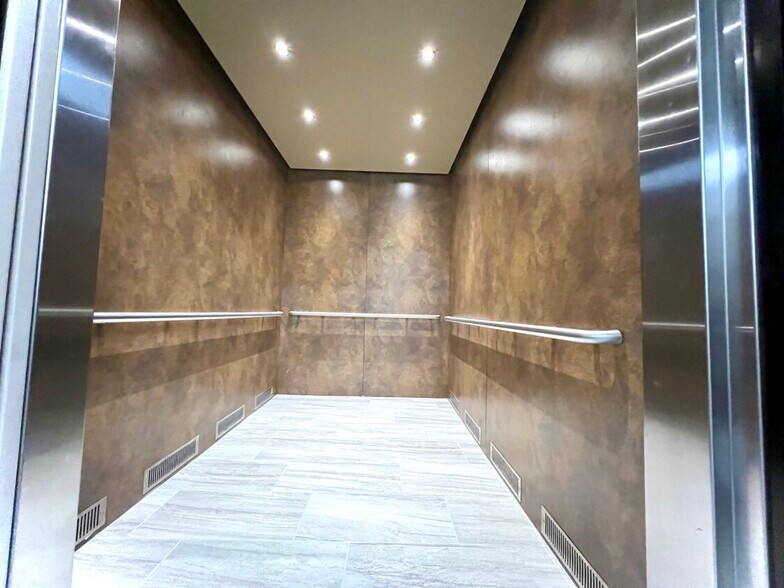 More Photos Of 611 S Carlin Springs Rd, Arlington Office For Sale