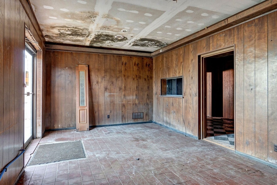 More Photos Of 504 Airport Rd, Crane Warehouse For Sale