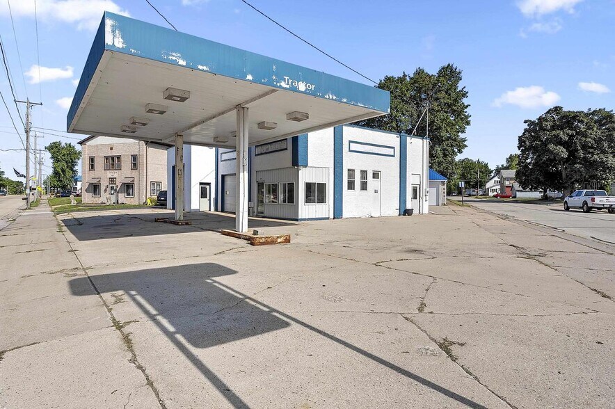 More Photos Of 201 E Green Bay St, Bonduel Service Station For Sale