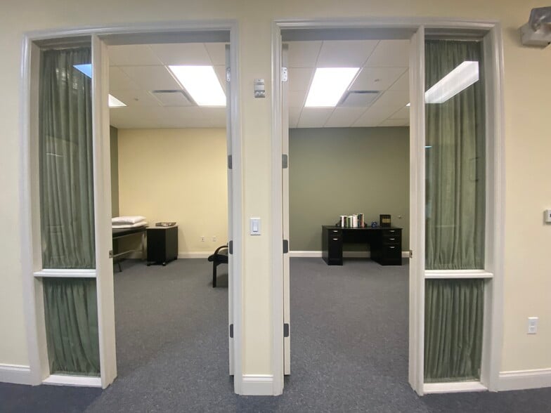 More Photos Of 5602 Marquesas Cir, Sarasota Office For Lease