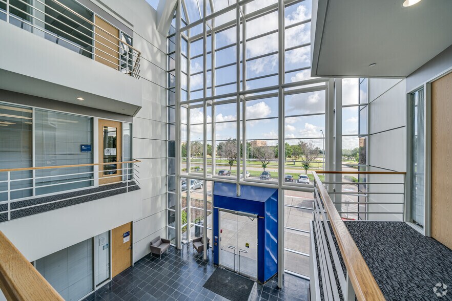More Photos Of 11301 Fallbrook Dr, Houston Office For Lease