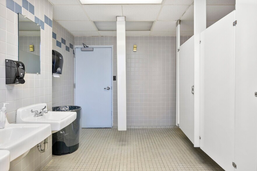 More Photos Of 30-32 N Russell Rd, Albany Office For Sale