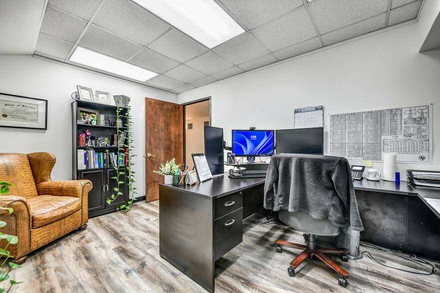 More Photos Of 2401 Parkwood Ave, Friendswood Office For Sale