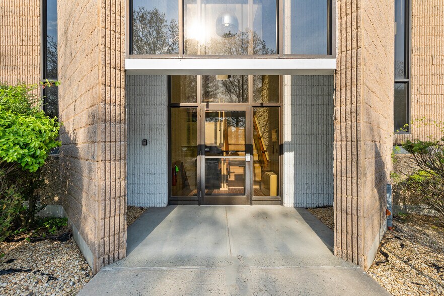 More Photos Of 19 Squadron Blvd, New City Office For Lease