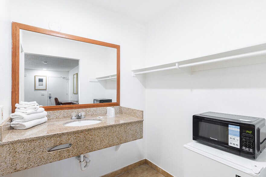 More Photos Of 4 Mariposa St, Vallejo Hotel For Sale