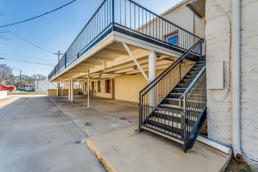 More Photos Of 200 E Blackjack St, Dublin Storefront Retail Residential For Sale