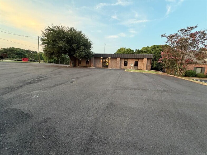 More Photos Of 5771 Carmichael Pky, Montgomery Office For Lease