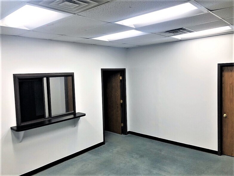 More Photos Of 2402 W Morton St, Denison Office For Lease