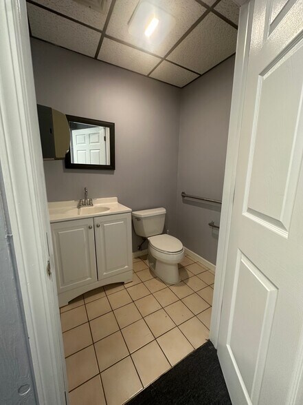 More Photos Of 1804 Oak Tree Rd, Edison Medical For Lease