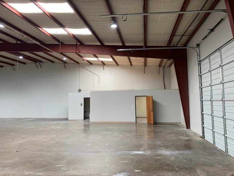 More Photos Of 2761 S Great Southwest Pkwy, Grand Prairie Distribution For Lease