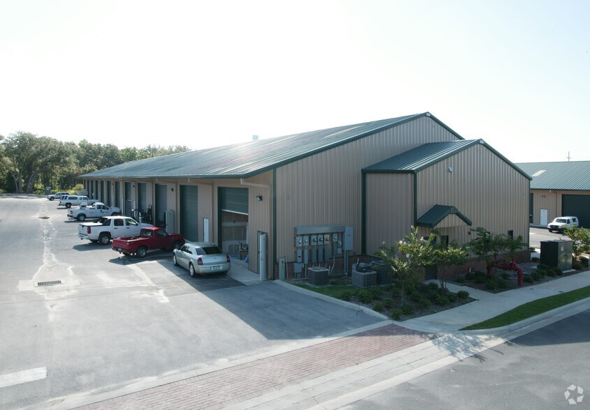More Photos Of 124-146 Park Center St, Leesburg Light Manufacturing For Lease