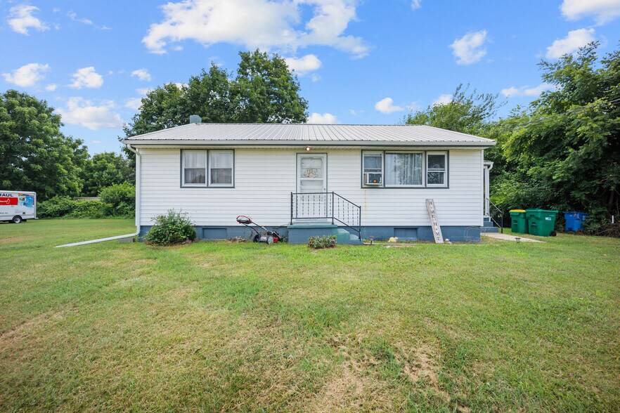 More Photos Of 2516-2518 N Dupont Pky, Middletown Freestanding For Sale