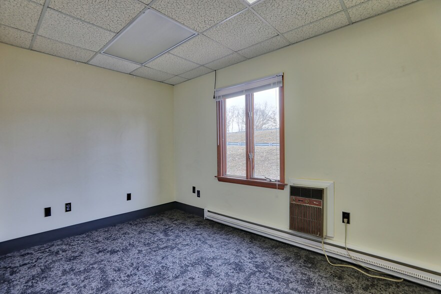 More Photos Of 584 Meadow St, Agawam Medical For Lease