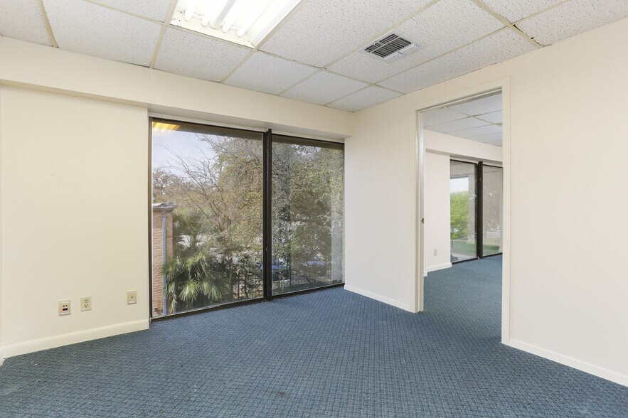 More Photos Of 4139 Gardendale St, San Antonio Office For Sale