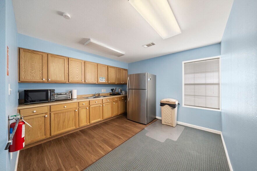 More Photos Of 421 Jones Rd, Highlands Warehouse For Lease