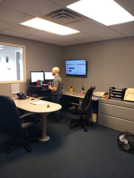 More Photos Of 3214-3224 Kingsley Way, Madison Warehouse For Lease