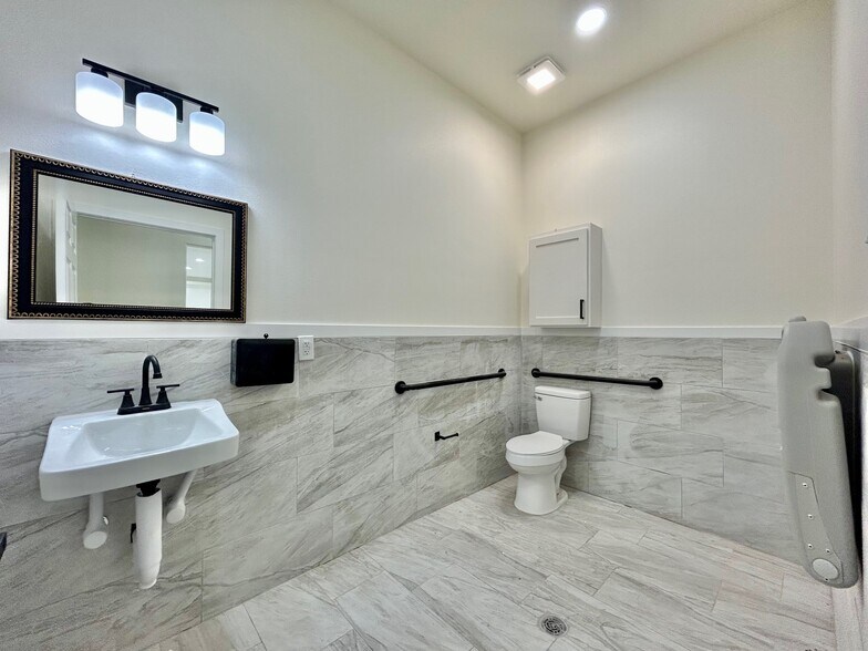 More Photos Of 1113 San Bernardo Ave, Laredo Office For Lease