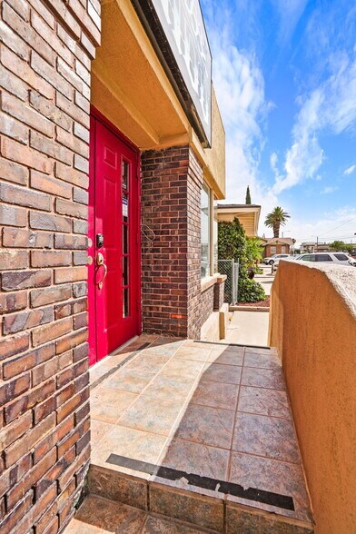 More Photos Of 2422 Montana Ave, El Paso Storefront Retail Office For Sale