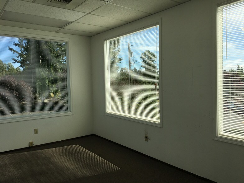 More Photos Of 8833 Pacific Ave, Tacoma Office For Sale