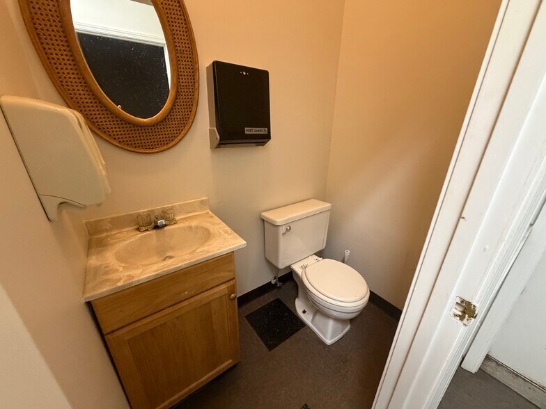 More Photos Of 319 Cathedral Manor, Bardstown Office Residential For Lease