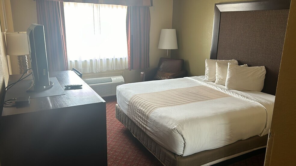 More Photos Of 11 Des Moines Ave, South Hutchinson Hotel For Sale