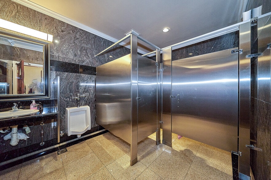 More Photos Of 10211 Balboa Blvd, Northridge Health Club For Sale