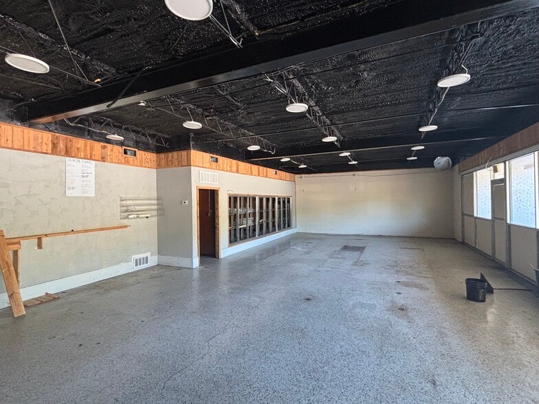 More Photos Of 1009 N Bowen Rd, Arlington Storefront For Sale