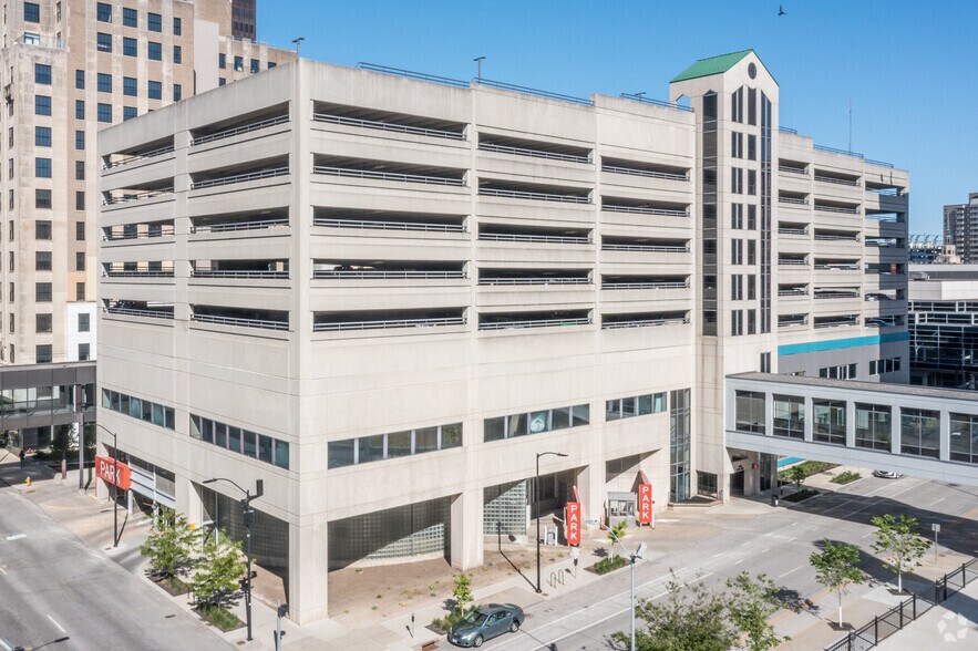 More Photos Of 500 Grand Ave, Des Moines Parking Garage For Lease