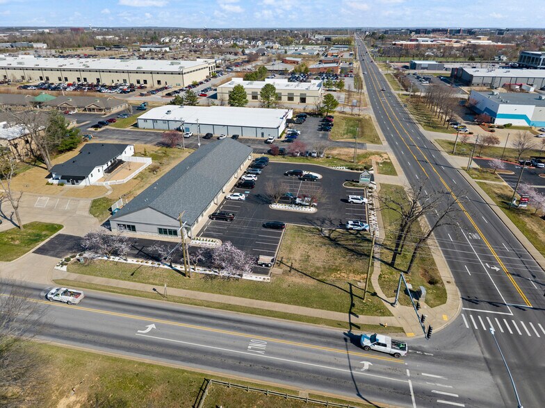 More Photos Of 2618 SE J St, Bentonville Office For Lease