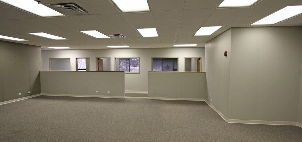 More Photos Of 1300-1320 Plum Grove Rd, Schaumburg Light Manufacturing For Lease