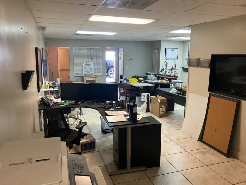 More Photos Of 3160 NE 3rd Ave, Oakland Park Warehouse For Lease