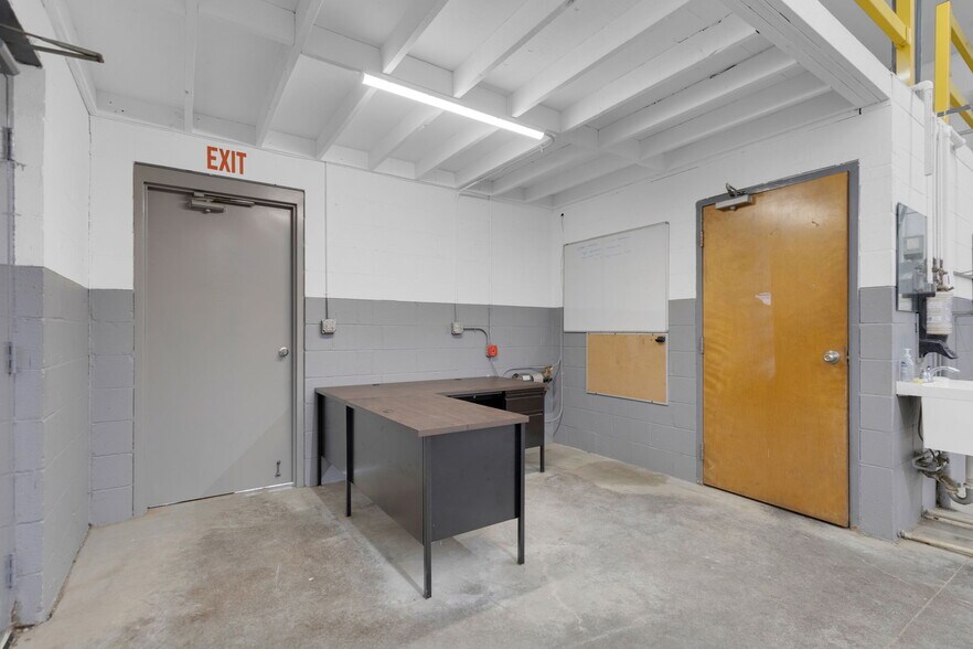 More Photos Of 75 Commerce Cir, Durham Service For Lease