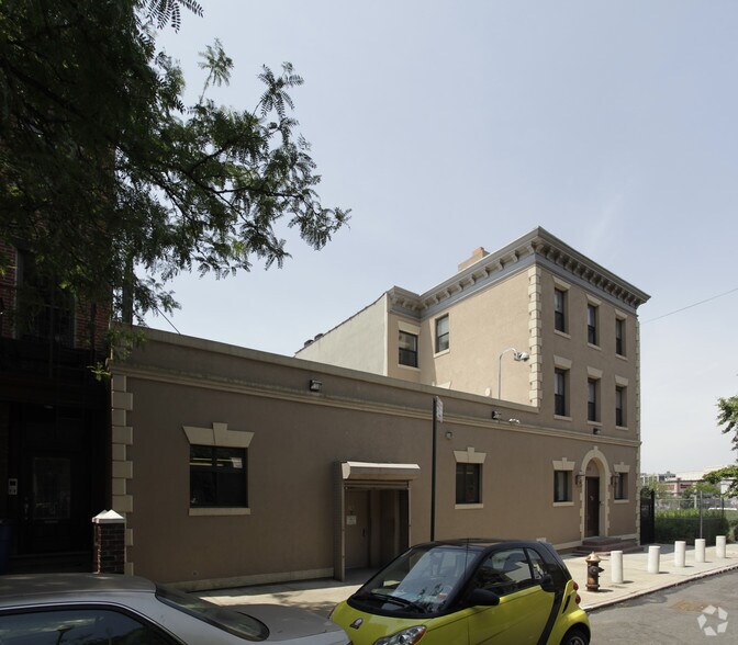 More Photos Of 22 Woodhull St, Brooklyn Showroom For Lease