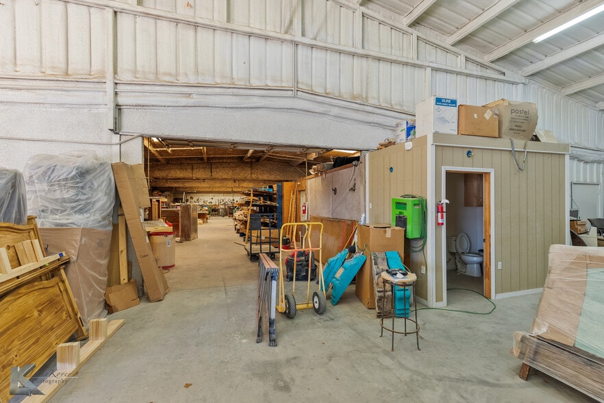 More Photos Of 302 N Access Rd, Clyde Showroom For Sale