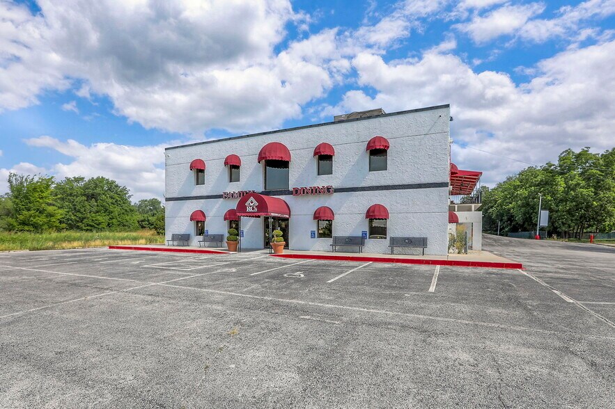 More Photos Of 330 E 135th St, Kansas City Restaurant For Sale