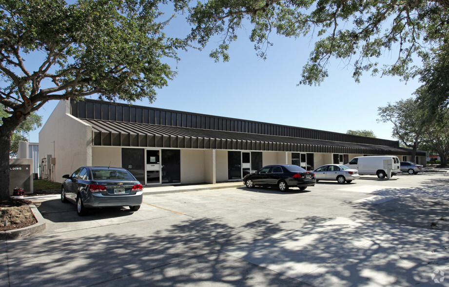 Primary Photo Of 1721 Independence Blvd, Sarasota Showroom For Lease