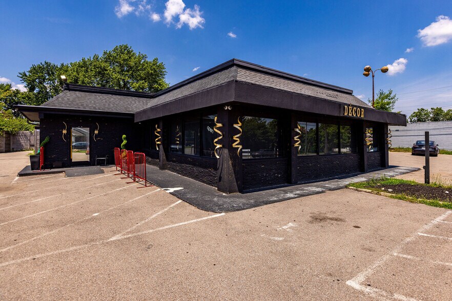 More Photos Of 8021 Hamilton Ave, Cincinnati Freestanding For Sale