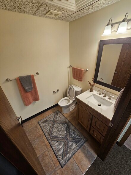 More Photos Of 700-706 Jackson St, Sioux City Office For Sale
