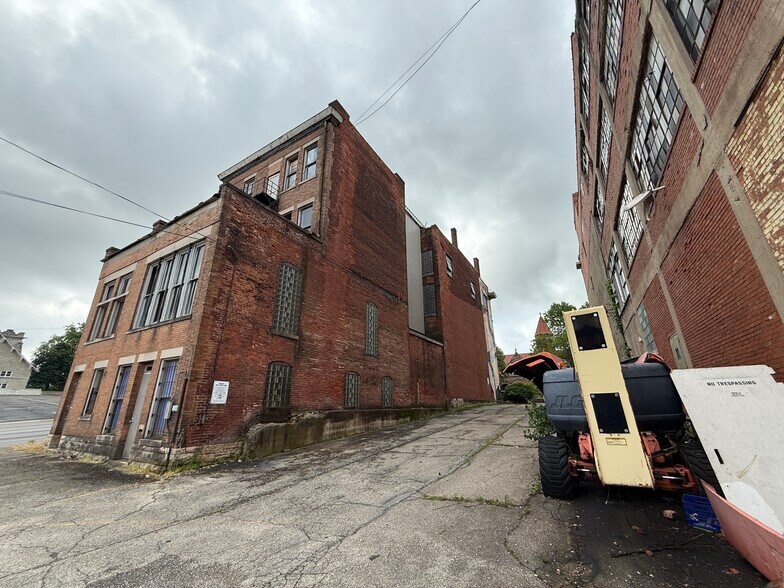 More Photos Of 136-138 E High St, Springfield Storefront For Sale