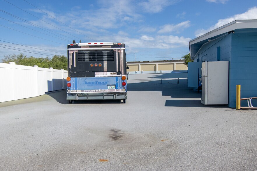 More Photos Of 7030 Burlington Ave N, Saint Petersburg Industrial For Lease