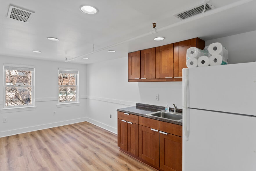 More Photos Of 100-122 E Broad St, Falls Church Office For Sale