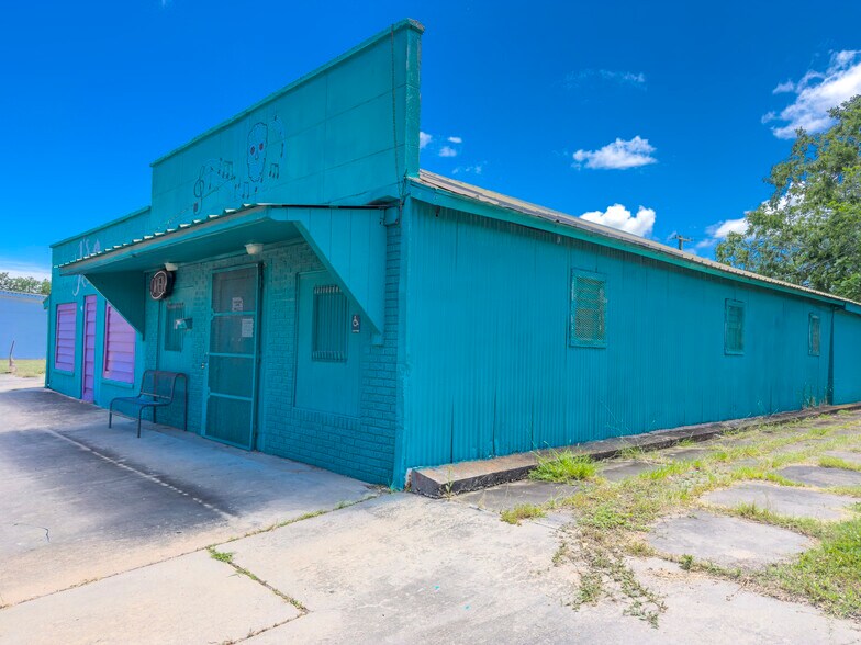 More Photos Of 114 S Washington St, El Campo Flex For Sale