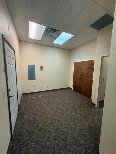 More Photos Of 1414 Hawk Pky, Montrose Freestanding For Lease